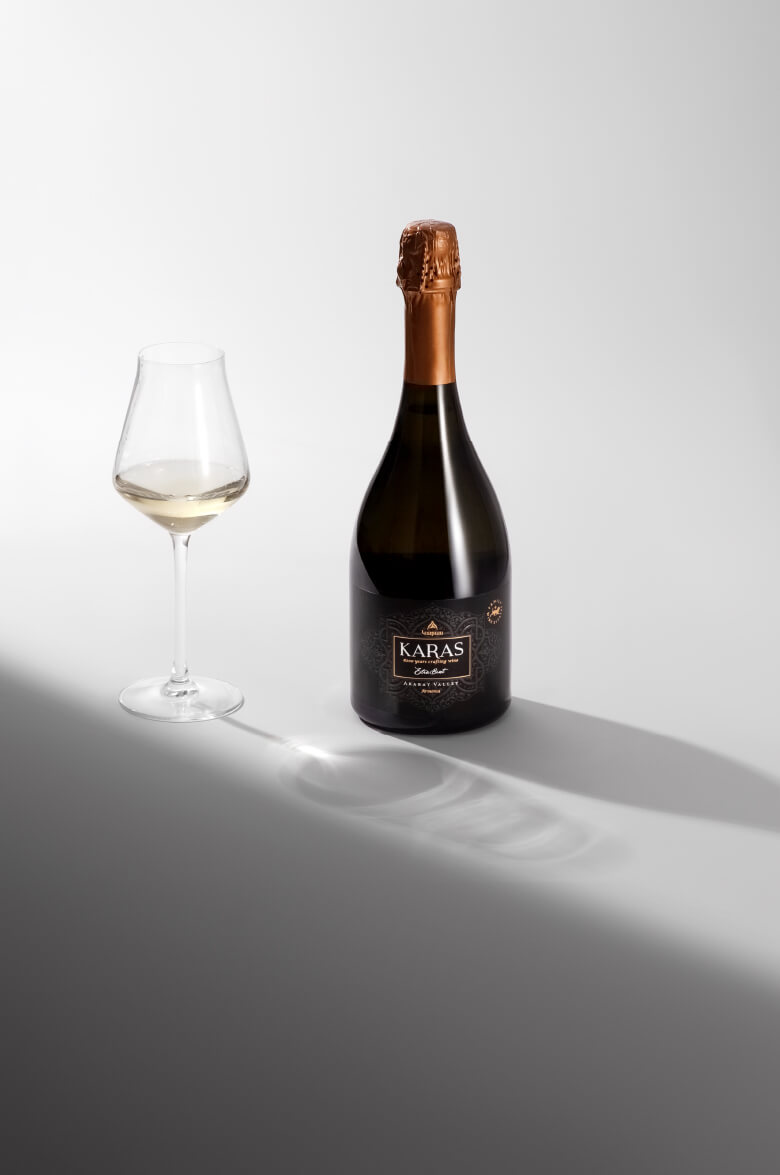 Игристое вино белое экстра брют Karas Extra Brut Tierras de Armenia урожая  2016 года 0.75 л (Карас Экстра Брют Тьеррас де Армения), купить в магазине  в Санкт-Петербурге - цена, отзывы